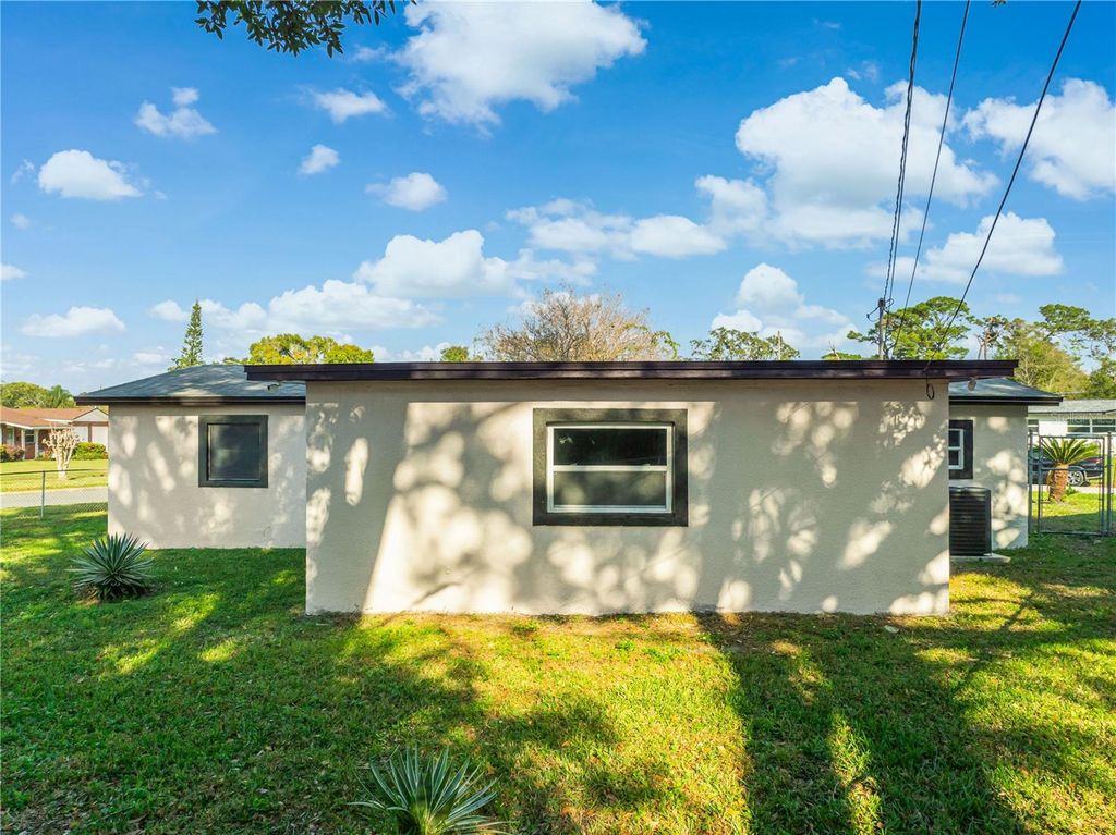 Image 41 of property listing at 352 LIONEL AVENUE, Orlando, FL 32805