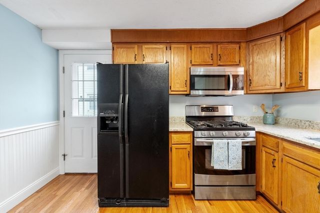 29 Lamplighter Ln, Chelmsford, MA 01863