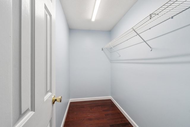 29 Lamplighter Ln, Chelmsford, MA 01863