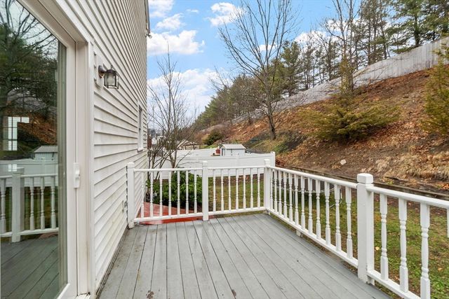 29 Lamplighter Ln, Chelmsford, MA 01863