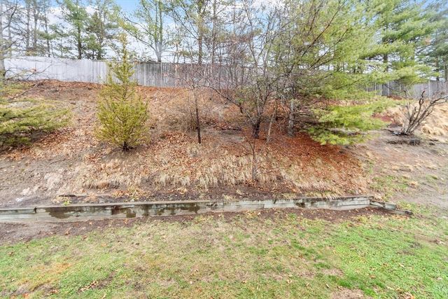 29 Lamplighter Ln, Chelmsford, MA 01863