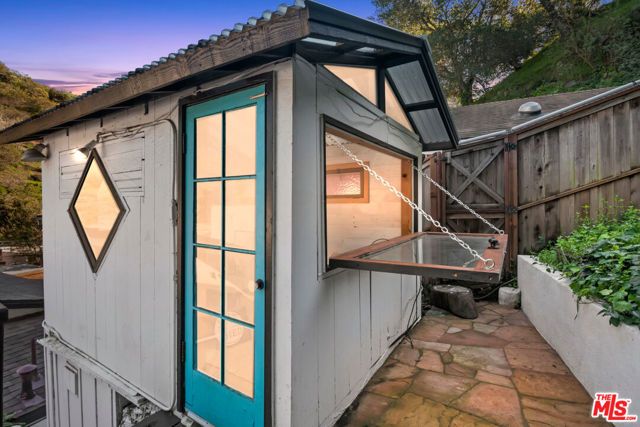 1653 N Beverly Glen Boulevard, Los Angeles, CA 90077