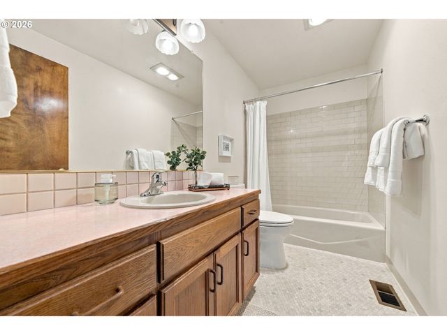 2204 Ne 158TH Ave, Portland, OR 97230