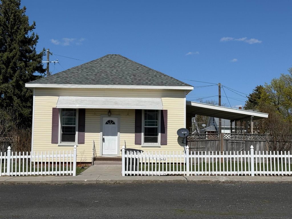 205 W Glover St, Harrington, WA 99159
