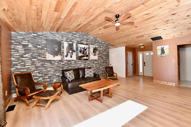 47 E 700 N, Whiteland, IN 46184