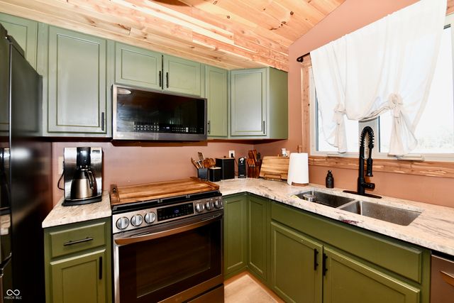 47 E 700 N, Whiteland, IN 46184