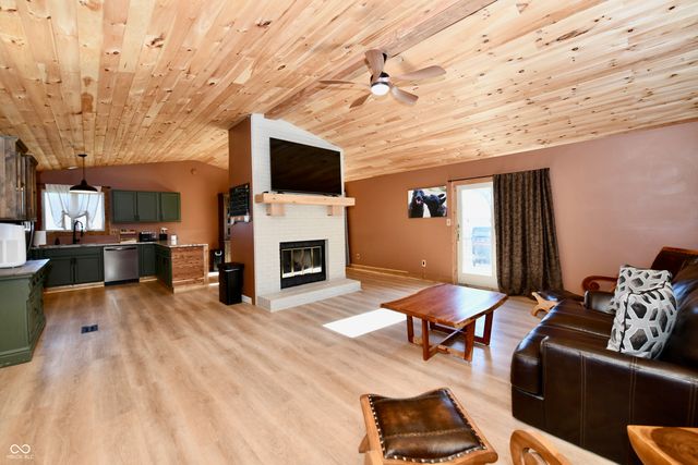 47 E 700 N, Whiteland, IN 46184