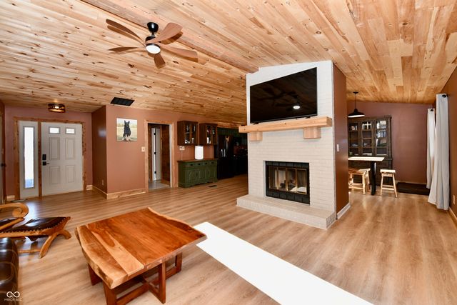 47 E 700 N, Whiteland, IN 46184