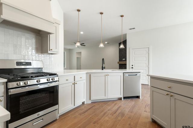 16430 Crossing Circle, Lindale, TX 75771