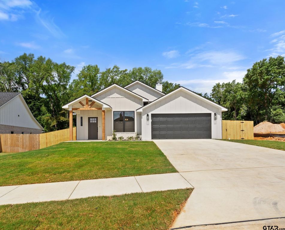 16430 Crossing Circle, Lindale, TX 75771