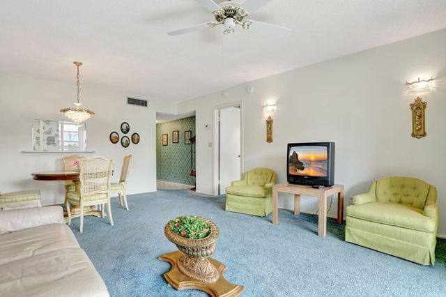 4000 NW 44th Avenue 113, Lauderdale Lakes, FL 33319