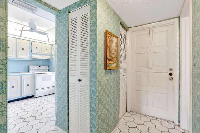 4000 NW 44th Avenue 113, Lauderdale Lakes, FL 33319