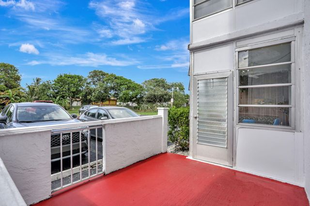 4000 NW 44th Avenue 113, Lauderdale Lakes, FL 33319