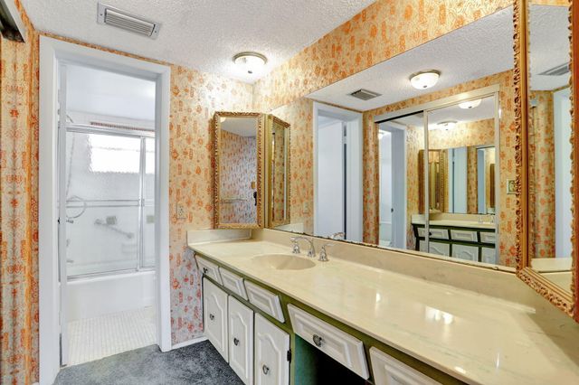 4000 NW 44th Avenue 113, Lauderdale Lakes, FL 33319