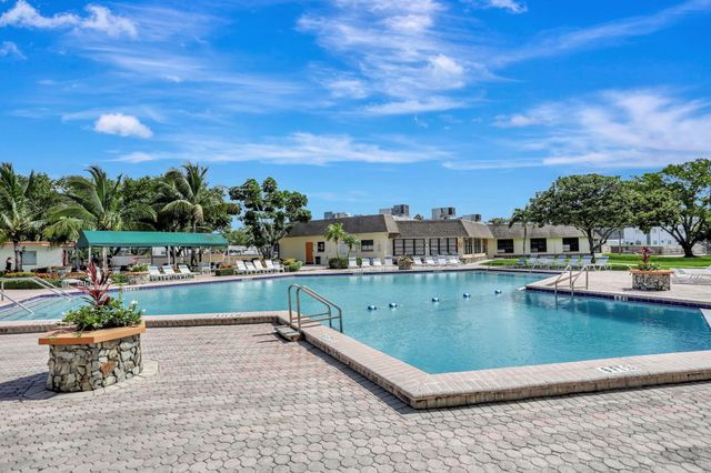 4000 NW 44th Avenue 113, Lauderdale Lakes, FL 33319