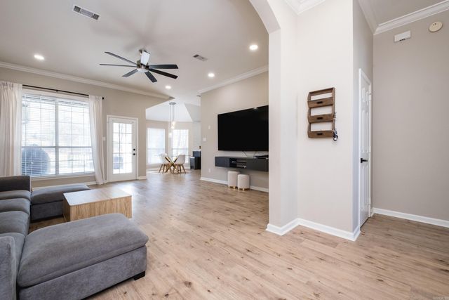 2 Green Oaks Cove, Maumelle, AR 72113