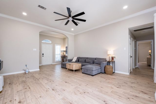 2 Green Oaks Cove, Maumelle, AR 72113