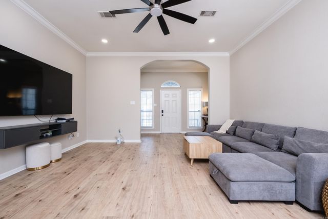 2 Green Oaks Cove, Maumelle, AR 72113