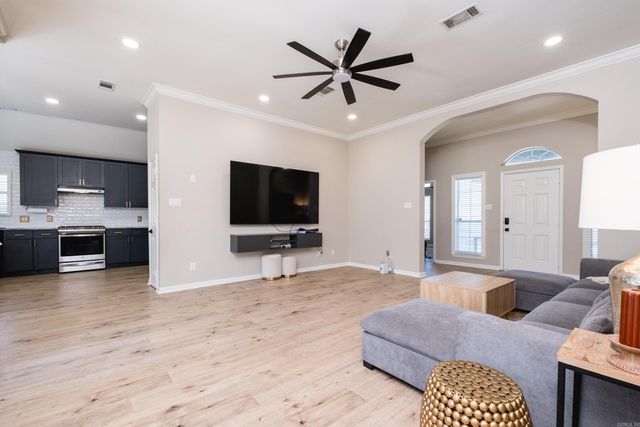 2 Green Oaks Cove, Maumelle, AR 72113