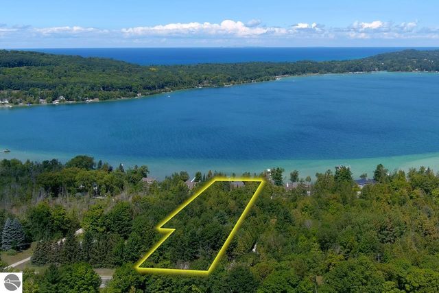 4537 E Duck Lake Road, Lake Leelanau, MI 49653