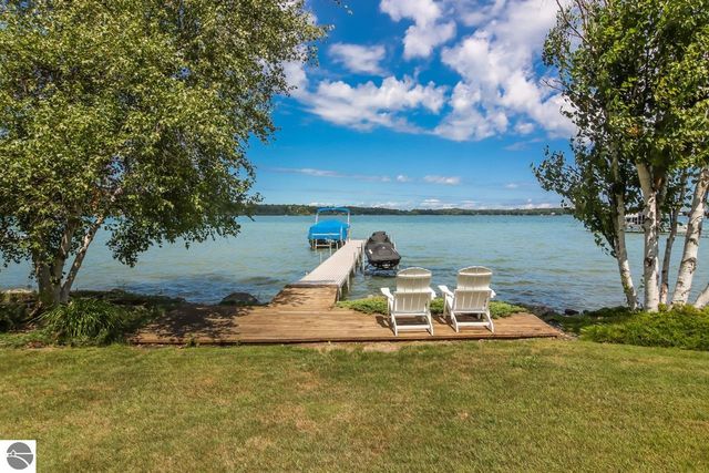 4537 E Duck Lake Road, Lake Leelanau, MI 49653
