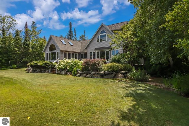 4537 E Duck Lake Road, Lake Leelanau, MI 49653