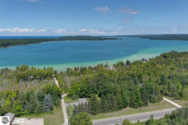 4537 E Duck Lake Road, Lake Leelanau, MI 49653