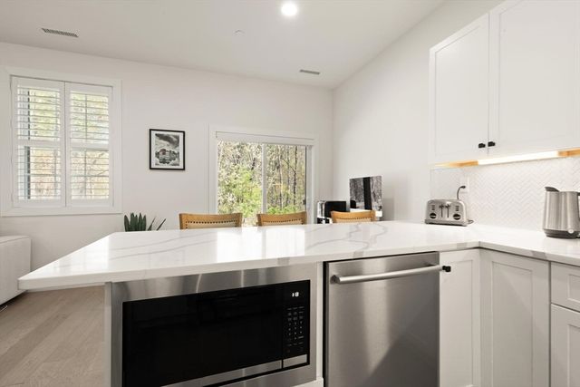 300 Albion Rd 302, Bedford, MA 01730