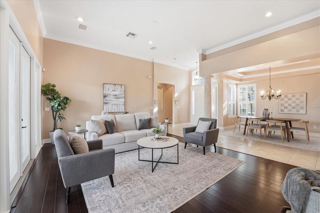 Image 15 of property listing at 10926 WOODCHASE CIRCLE, Orlando, FL 32836