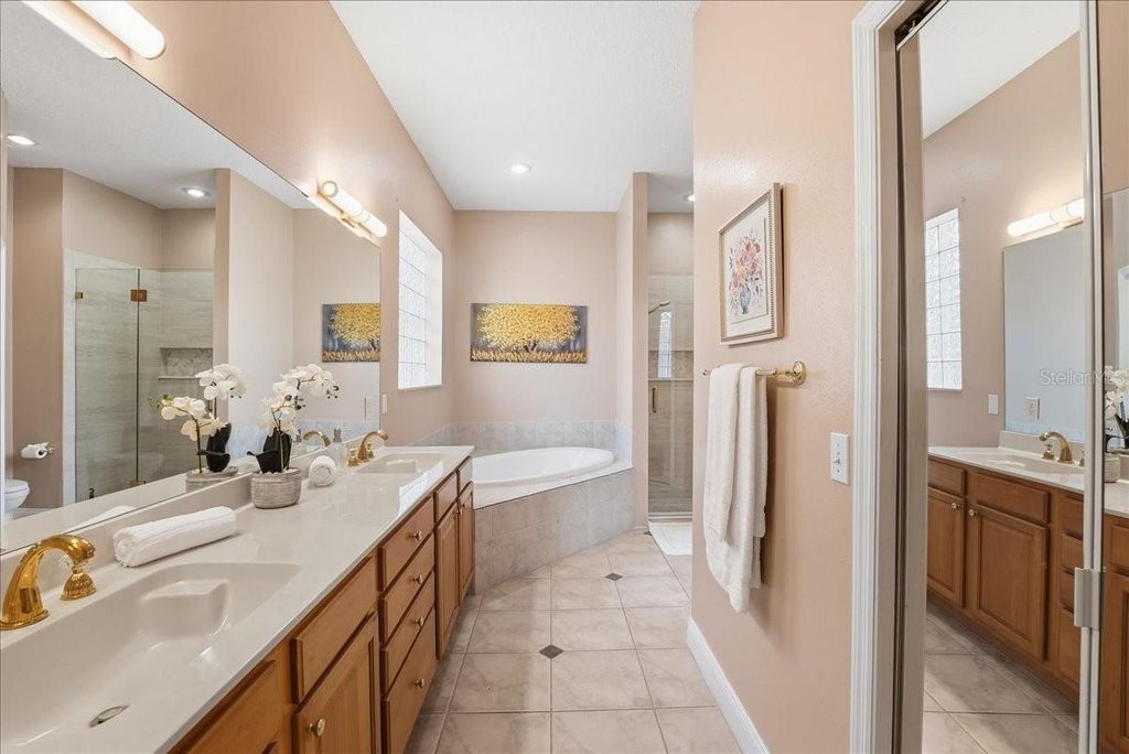 Image 27 of property listing at 10926 WOODCHASE CIRCLE, Orlando, FL 32836