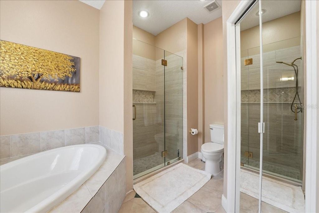 Image 28 of property listing at 10926 WOODCHASE CIRCLE, Orlando, FL 32836