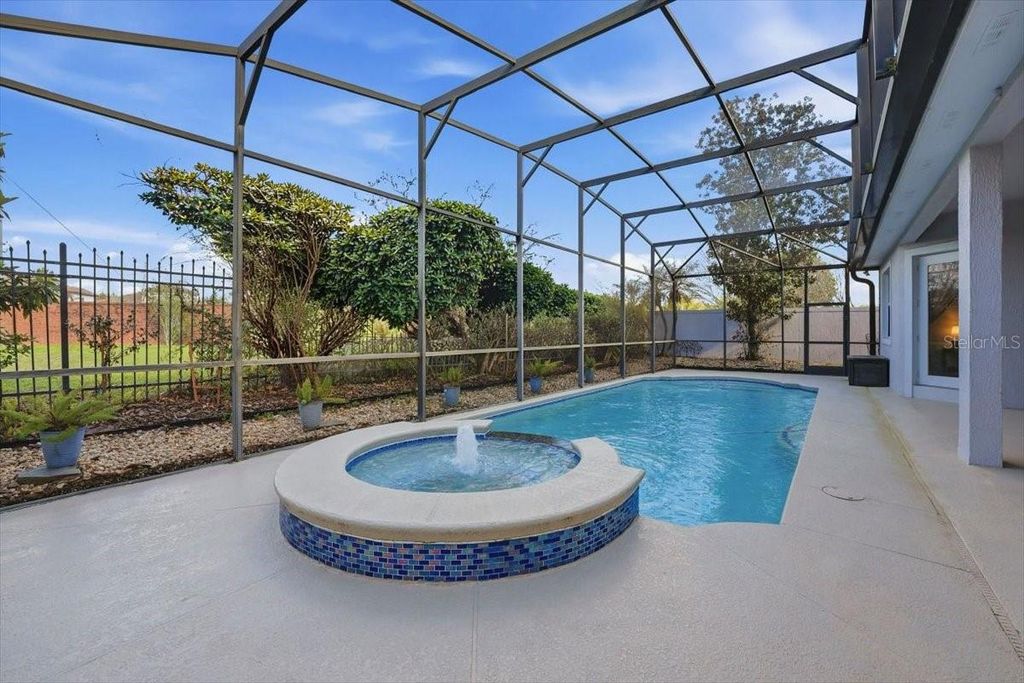 Image 5 of property listing at 10926 WOODCHASE CIRCLE, Orlando, FL 32836