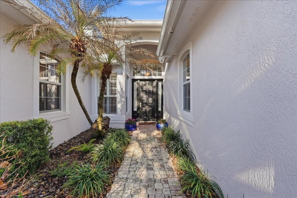 Image 10 of property listing at 10926 WOODCHASE CIRCLE, Orlando, FL 32836