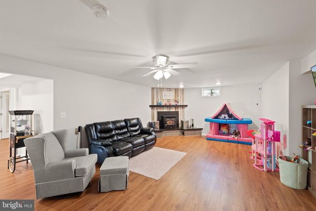 126 FOX CHASE DR, Front Royal, VA 22630