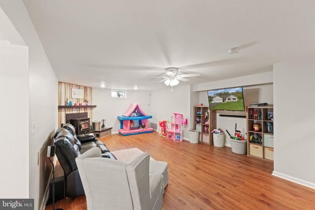 126 FOX CHASE DR, Front Royal, VA 22630