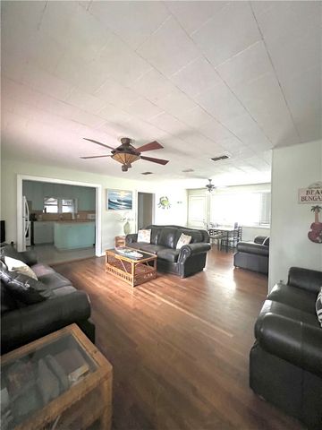 109 Palm St, Rockport, TX 78382