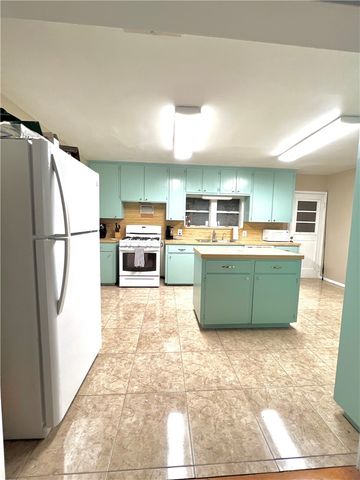 109 Palm St, Rockport, TX 78382