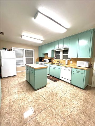 109 Palm St, Rockport, TX 78382