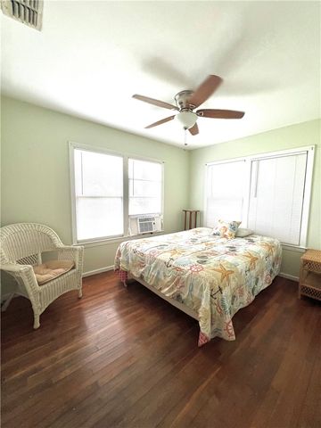 109 Palm St, Rockport, TX 78382