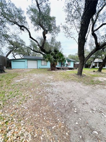 109 Palm St, Rockport, TX 78382