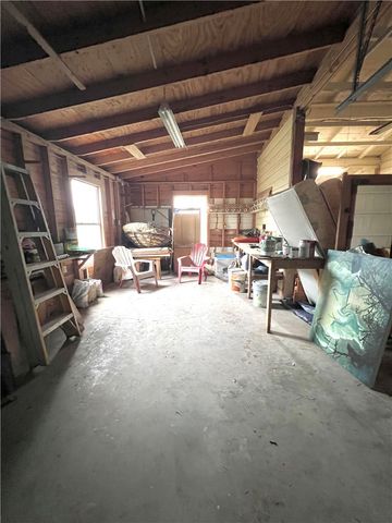 109 Palm St, Rockport, TX 78382