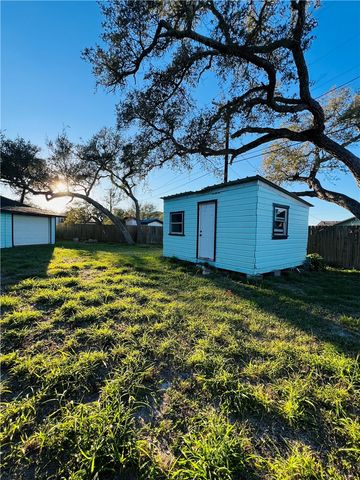 109 Palm St, Rockport, TX 78382