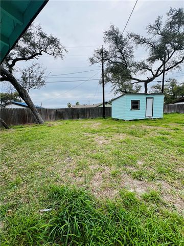 109 Palm St, Rockport, TX 78382