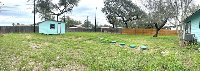 109 Palm St, Rockport, TX 78382