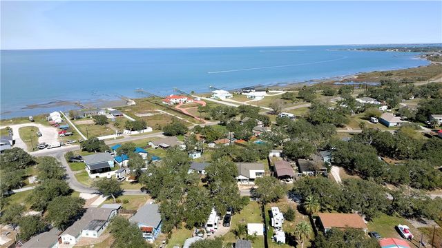 109 Palm St, Rockport, TX 78382