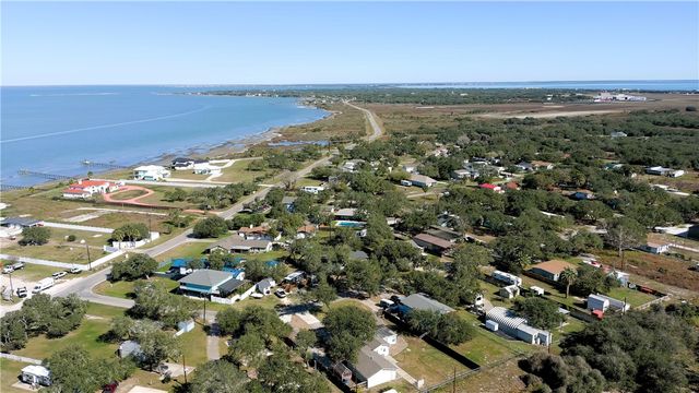 109 Palm St, Rockport, TX 78382
