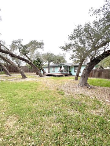 109 Palm St, Rockport, TX 78382