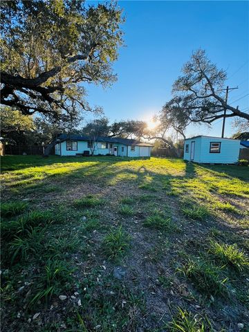 109 Palm St, Rockport, TX 78382