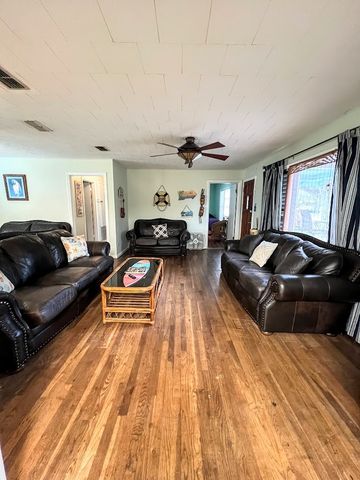 109 Palm St, Rockport, TX 78382