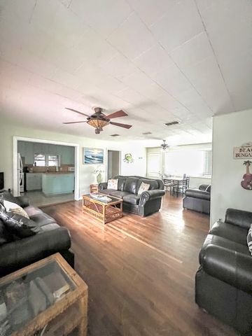 109 Palm St, Rockport, TX 78382